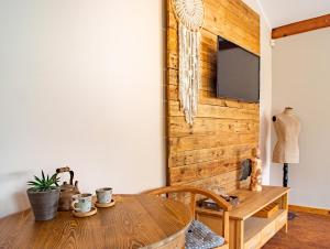 Televízia a/alebo spoločenská miestnosť v ubytovaní Refugio