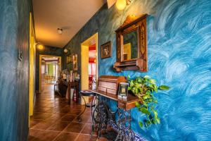 Habitación con un mural de olas azules en la pared en Apartments Oliveto, en Medulin