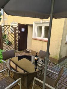 Patio alebo iná vonkajšia časť ubytovania Sopot Host Garden