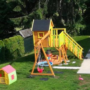 Otroško igrišče poleg nastanitve Apartma Jelovca - in the attic