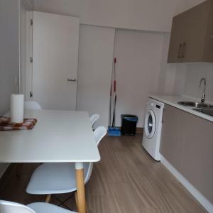 Kuchyňa alebo kuchynka v ubytovaní Apartamentos Costa de la Luz Béjar 28-30