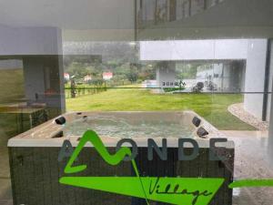 Viana do Castelo - Amonde Village Casa P - Conforto Qualidade Natureza في Amonde: إطلالة على مبنى مع حوض في النافذة
