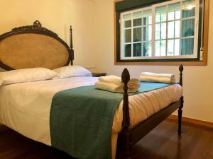 um quarto com 2 camas e uma janela em VILLA CATARINA · XuresVillas em Lobios