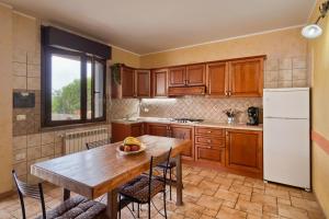 uma cozinha com uma mesa com uma taça de fruta em Appartamento Nuraghe em Gonnesa