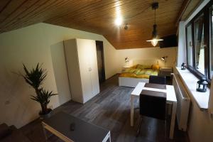 a room with a bed and a table in a room at Brandthausen - Ferienwohnungen Familie Brandt in Heidersdorf