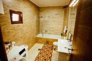 Koupelna v ubytování Apartmani IN Zlatar + 37 fotografií