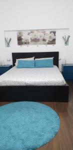 um quarto com uma cama com um tapete azul em Piccola Azzurra Branch em Comiso