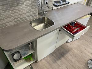una cucina con lavandino e piano di lavoro di U Bývalé Pošty a Děčín