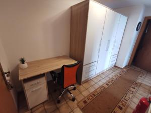 an office with a wooden desk and a chair at 7 Heaven in Eichenberg