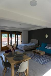 Apartments Ena في تريبينيي: غرفة معيشة مع طاولة وأريكة
