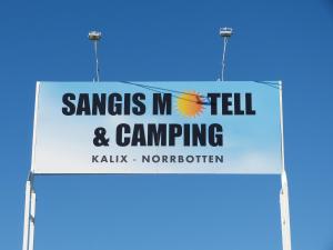 um sinal que lê pele de cobra me dizer e acampar em Sangis Motell och Camping em Sangis