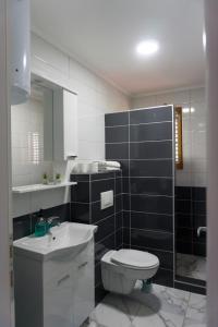 Ένα μπάνιο στο Apartments Ena