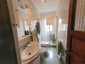 ein Bad mit einem Waschbecken und einem WC in der Unterkunft Casa Don Diego in Perlora
