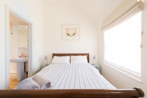 A bed or beds in a room at My Place Go - Cirencester 