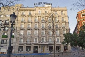 un grand bâtiment avec un arbre en face dans l'établissement Hotel Mora by MIJ, à Madrid