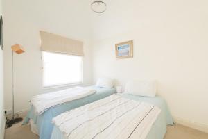 A bed or beds in a room at My Place Go - Cirencester 