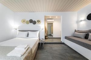 pokój hotelowy z łóżkiem i kanapą w obiekcie Bay View Suites w mieście Ajos Nikolaos
