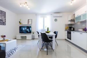 Kuchyň nebo kuchyňský kout v ubytování Petra modern apartment with free parking and BBQ
