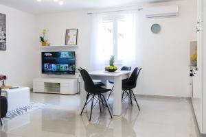 TV a/nebo společenská místnost v ubytování Petra modern apartment with free parking and BBQ