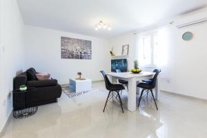 Posezení v ubytování Petra modern apartment with free parking and BBQ
