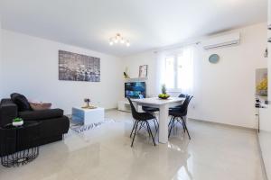 TV a/nebo společenská místnost v ubytování Petra modern apartment with free parking and BBQ