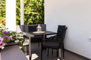 Posezení v ubytování Petra modern apartment with free parking and BBQ