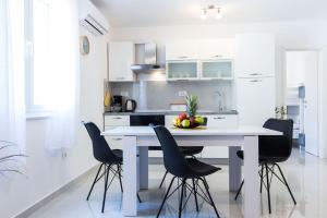 Kuchyň nebo kuchyňský kout v ubytování Petra modern apartment with free parking and BBQ