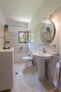 un bagno con lavandino, WC e vasca di Villa Sole Mare a Pefki Rhodes
