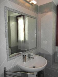 y baño con lavabo y espejo. en Casa Mirna en Rio nellʼElba