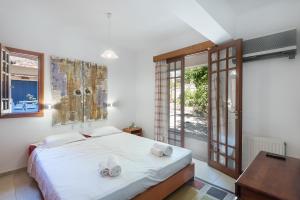 una camera da letto con un letto con due asciugamani sopra di Villa Sole Mare a Pefki Rhodes