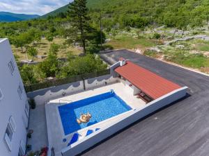 - une vue sur la piscine dans une maison dans l'établissement VILLA HILL STARS, Makarska- Slivno, à Slivno