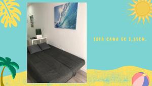 1 dormitorio con 1 cama y una foto de una palmera en Cool Canteras, en Las Palmas de Gran Canaria