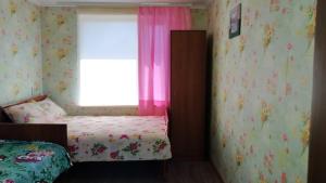 Ципель 2 في Szack: غرفة نوم مع سرير ونافذة مع ستائر وردية