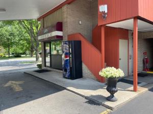 un edificio con una máquina de refrescos delante en VIBE INN - WHIRLPOOLS SUITES - Lyons en Lyons