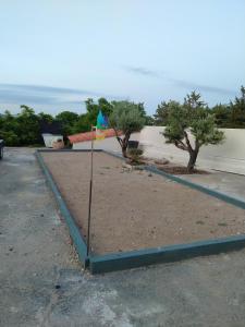 eine kleine Flagge auf einer Stange im Sand in der Unterkunft logement entre mer et montagne in Roujan