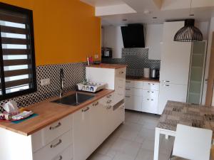 昂布瓦兹的住宿－Bel appartement spacieux et confortable idéalement situé，厨房配有白色橱柜和水槽