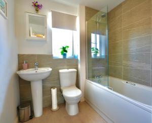 スタッフォードにあるFelton Houseのトイレ、洗面台、シャワー付きのバスルーム +9枚の写真