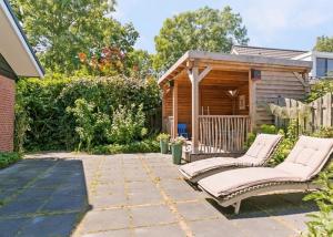 een patio met 2 stoelen voor een hut bij De Zandput 23 Zoutelande in Zoutelande