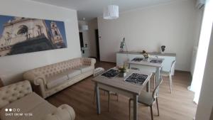 uma sala de estar com duas mesas e um sofá em Casa in Fiera em Foggia
