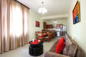 ein Wohnzimmer mit einem Sofa und einem Tisch in der Unterkunft 3 Bedroom Apartment in Homey Residence in Yerevan