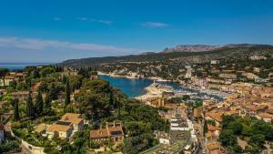 a scenic view of a city with mountains at Hôtel et Appartement "Le Maguy" in Cassis