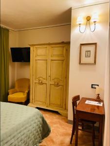 a bedroom with a bed and a table with a table at B&B Il Rosmarino in San Miniato