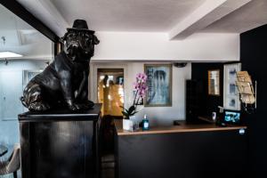 a statue of a lion sitting on top of a table at Hôtel Eden Cassis in Cassis