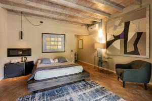 - une chambre avec un lit et une chaise dans l'établissement Agriturismo Moscatello, à Pozzolengo