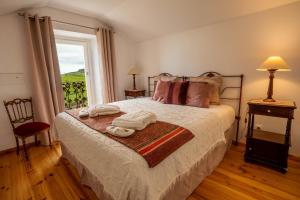 ノルデスチにあるTradicampo Eco Country Housesのベッドルーム1室(タオル付きのベッド1台、窓付)