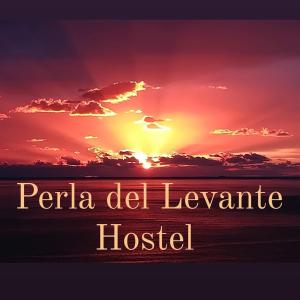 um pôr-do-sol sobre o oceano com as palavras peraja del leavin hospital em Perla del Levante Hostel em Framura