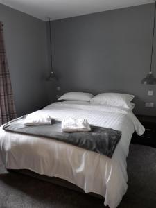 Una cama o camas en una habitación de Old Coach House At The Golden Lion