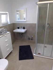 a bathroom with a shower and a sink at Ruhige zentrale Lage in Bad Honnef in Bad Honnef am Rhein