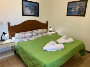 Tempat tidur dalam kamar di Lipari Centro Storico Flat 7 mins from port