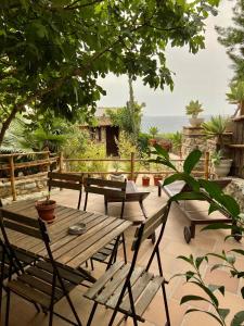 una mesa de madera y sillas en un patio en Punta Paloma en Tarifa